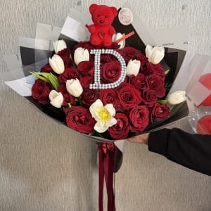 Siyah ve Beyaz Zarafetin İçinde Kırmızı Güller ve Beyaz Lalelerle Tasarlanmış Harf D Detaylı Özel Buket
