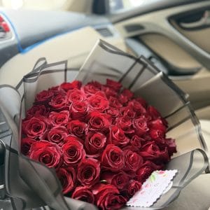 Kırmızı gül buketi, şık siyah ambalaj ile